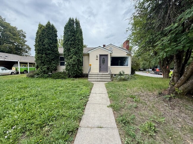 Building Photo - Ideally Located 3 Bed 1.5 Bath Spokane Hom... Rental