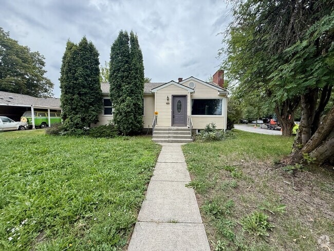 Building Photo - Ideally Located 3 Bed 1.5 Bath Spokane Hom... Rental