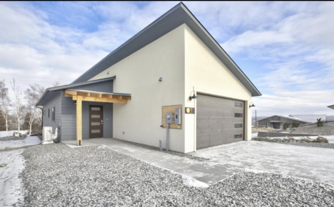 Building Photo - Occupied, do not disturb tenants.  Selah 2br 2ba DBL Garage 5-star Built Green Energy Standards h...