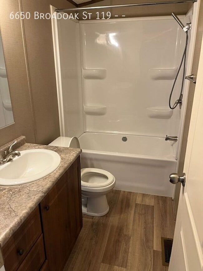 Photo - 6650 Broadoak St