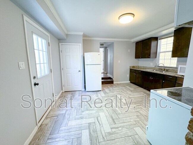 Photo - 3216 Banks St