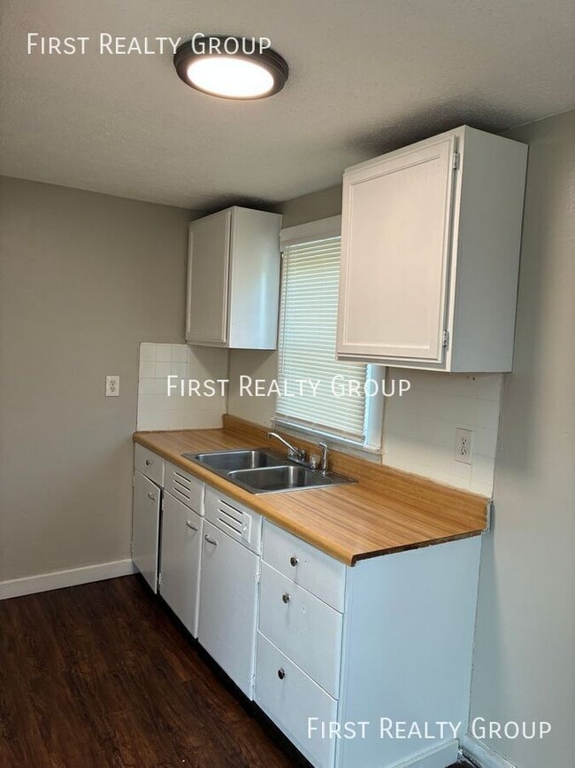Photo - 2660 Hazel Ave
