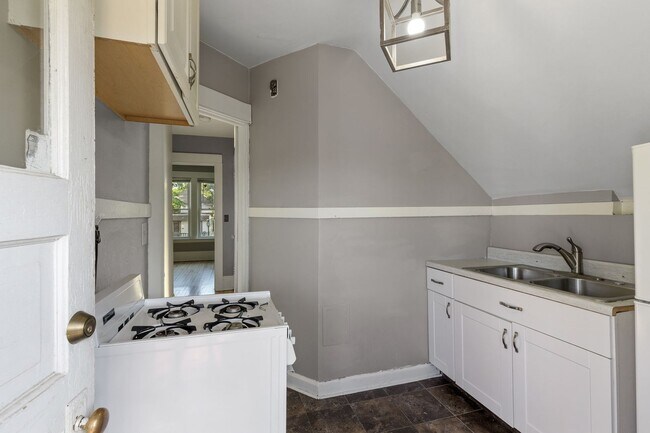 1612 22nd Ave NE Unit 1612 Upper Unit