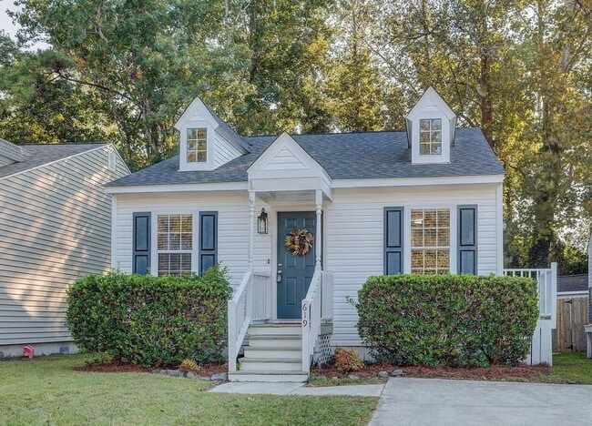 Building Photo - 619 Varsity Dr