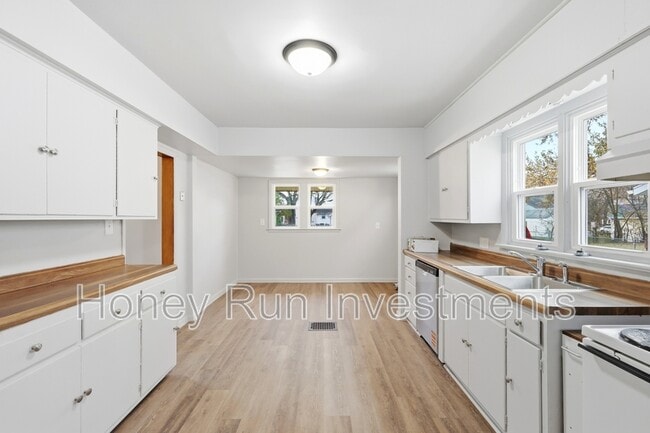 Photo - 607 W Grand Ave