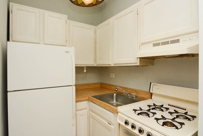 Building Photo - 843 W Wolfram St Unit A02W