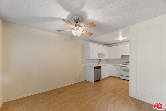 Photo - 18555 Collins St Unit C11