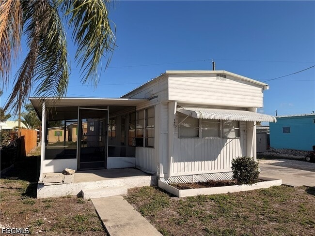 Building Photo - 121 Coachlight Ln