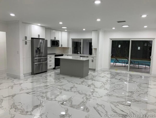 Photo - 1070 SW 18th St