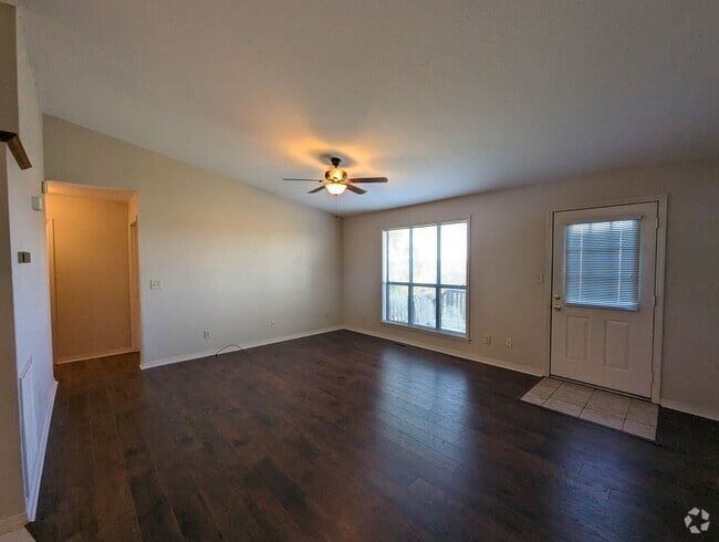 Building Photo - 2 Bed • 2 Bath • Overlooking the White River Unit Apt 3
