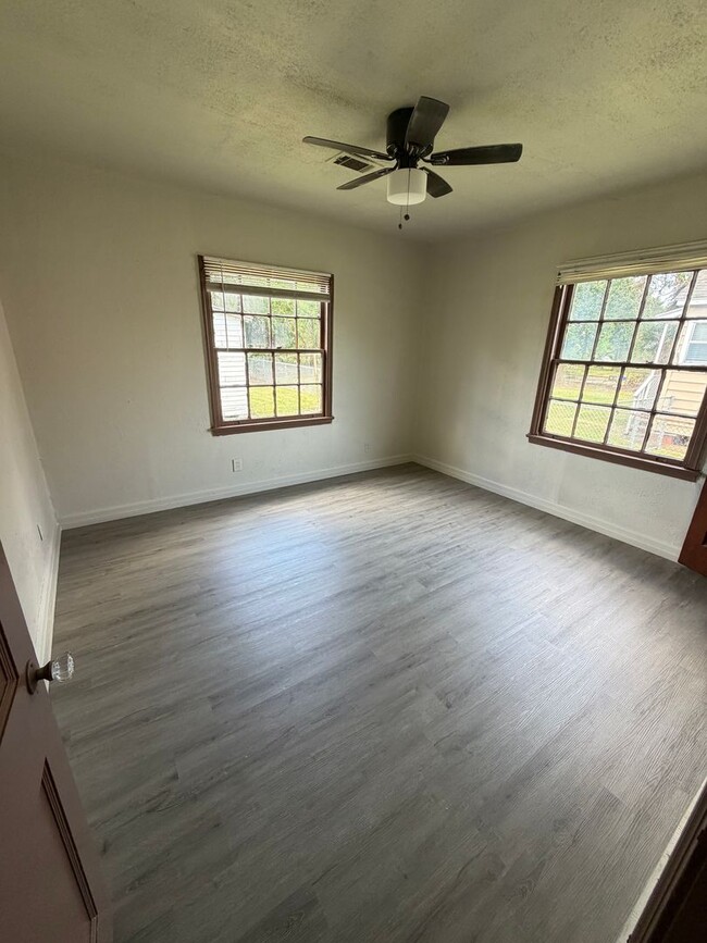 Photo - Charming 3 Bed, 1 Bath newly renovated home.
