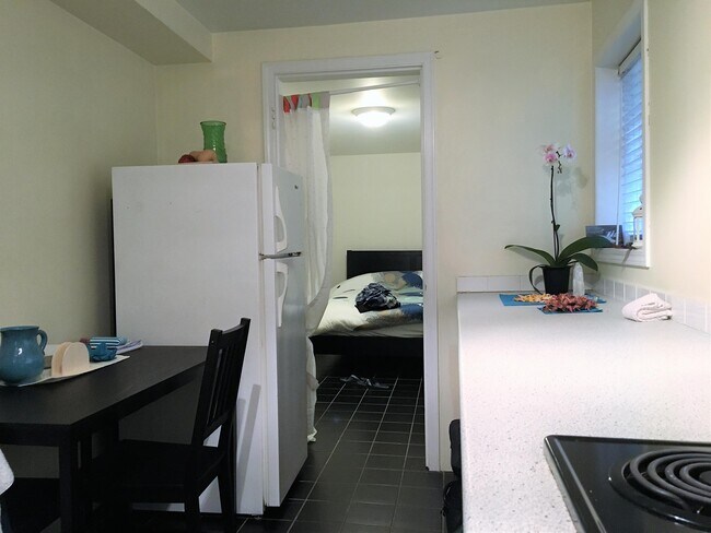 Photo - 1517 Comox St Unit 3