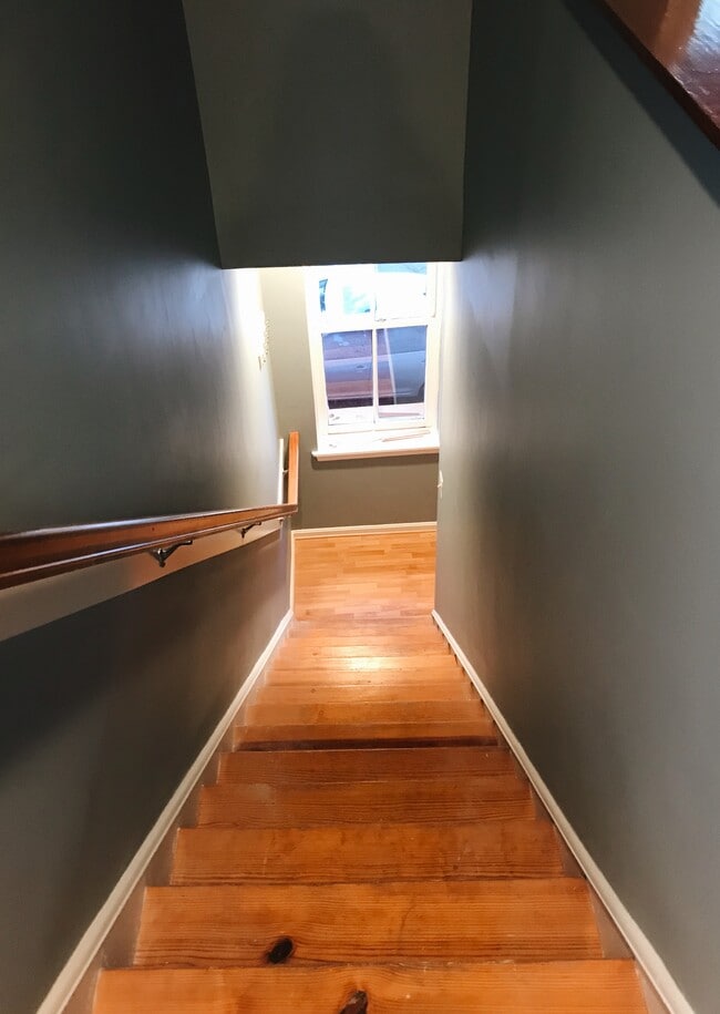 Entry - 32 W Montgomery St Unit A