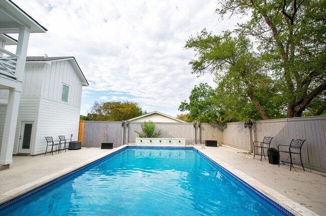 Photo - 701 Hereford St Unidad Whole