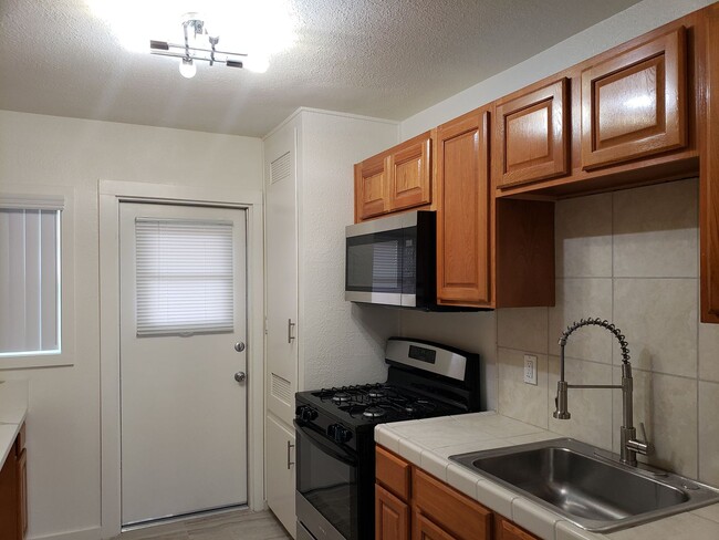 Building Photo - Newly Remodeled 1 Bedroom Unit 1455 Rental