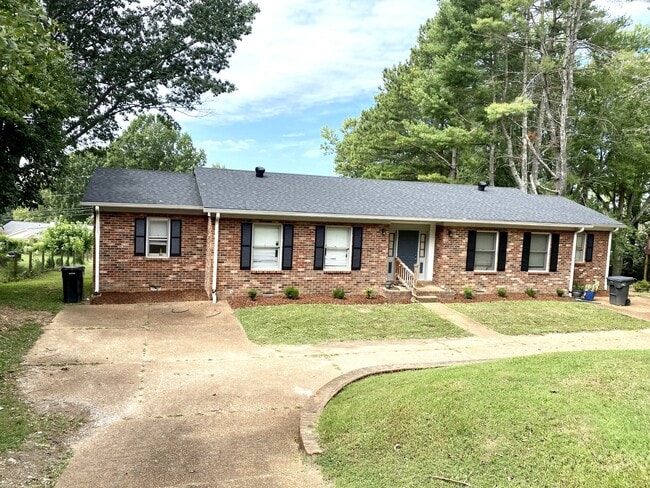 2206 Country Club Ln