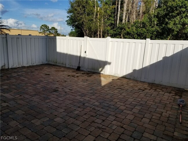 Building Photo - 3638 Pine Oak Cir