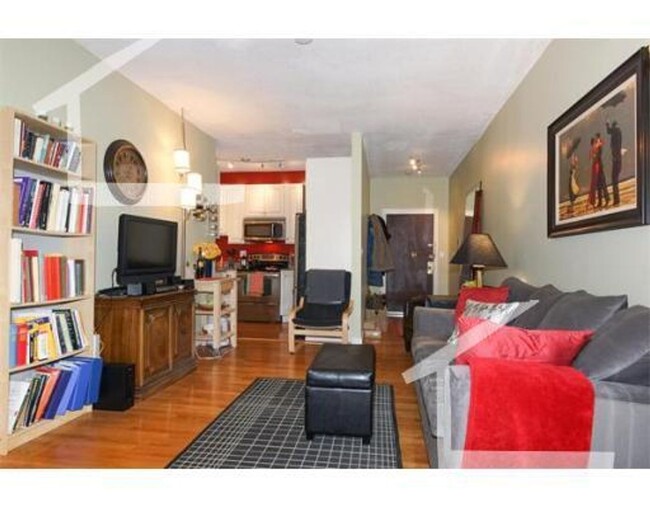 9/1 Spacious 2BR near B/C trains, heat/hot... - 9/1 Spacious 2BR near B/C trains, heat/hot... Condo
