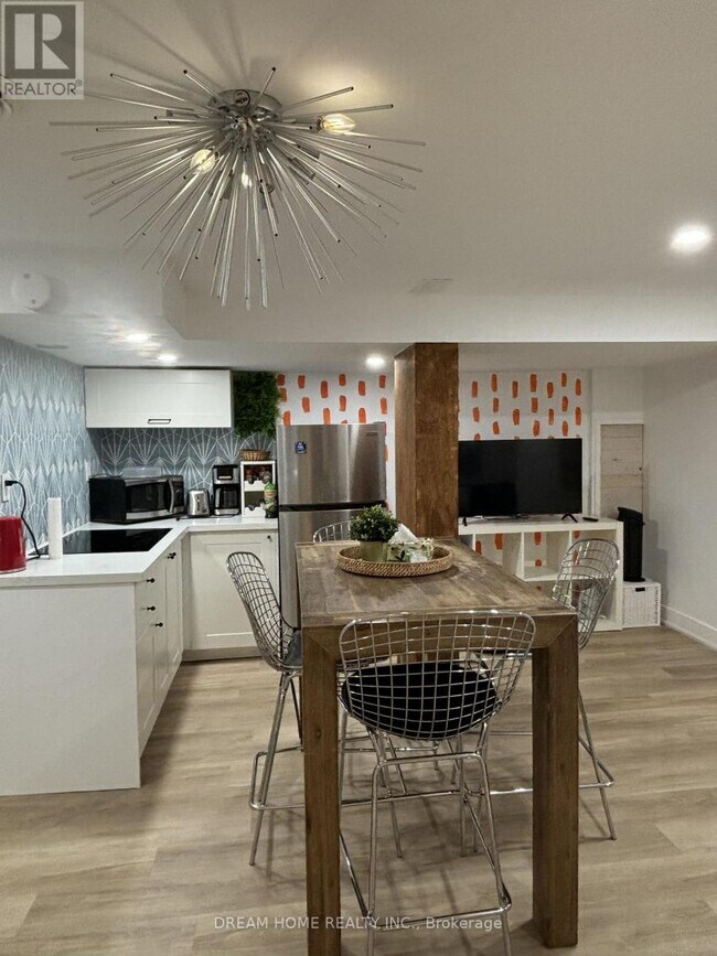 Photo - 160 Olde Bayview Ave