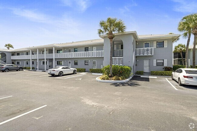 Building Photo - Come enjoy the best of Cocoa Beach! Rental