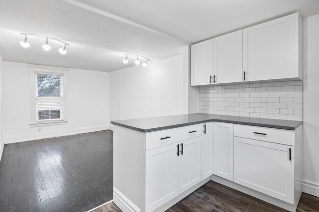 Photo - 835 Moy Ave