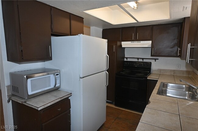 Building Photo - 2301 Stewart Ave Unit D