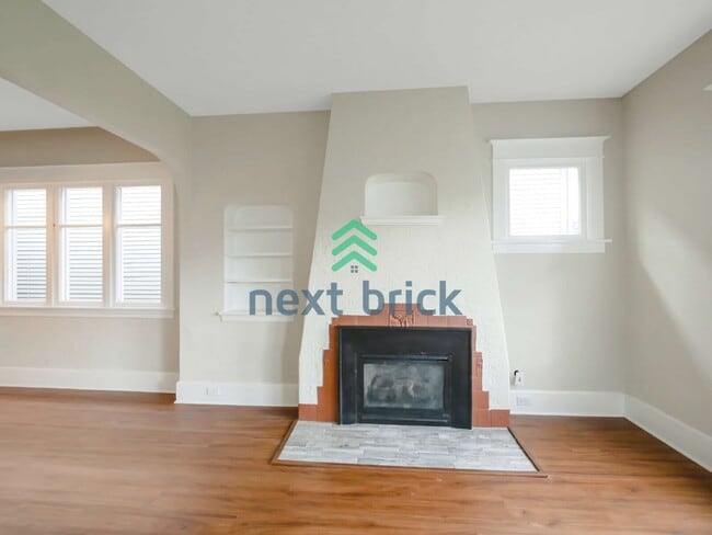 Photo - 3 Bed and 1 Bath Beautiful Duplex is Available for Rent!
