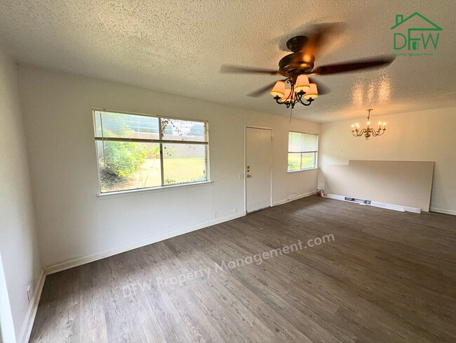 3 Bed / 2 Bath Townhome - Fenced Yard, Community Pool