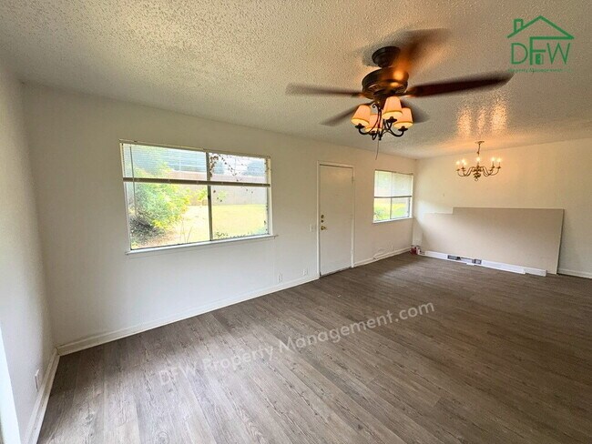 Photo - 3 Bed / 2 Bath Townhome - Fenced Yard, Community Pool
