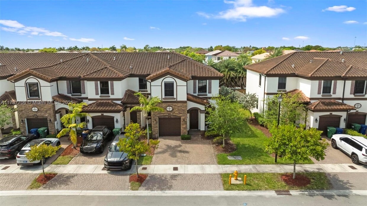 Photo - 8990 NW 183rd St (Hialeah, FL)