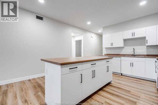 Photo - 21295 Harbour Rd