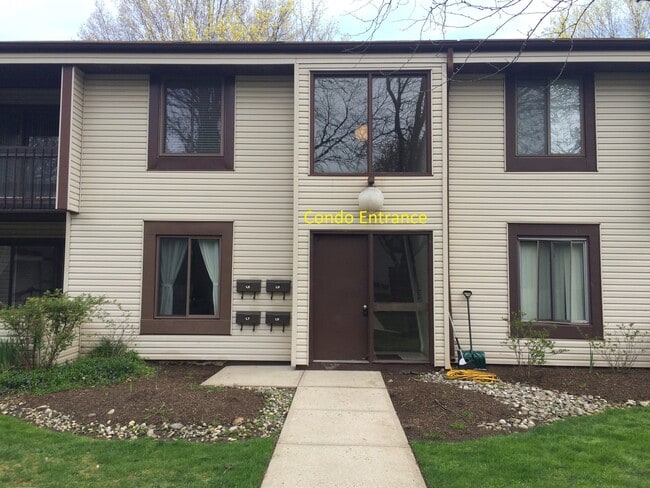 Building Photo - L6 Twin Rivers Dr N