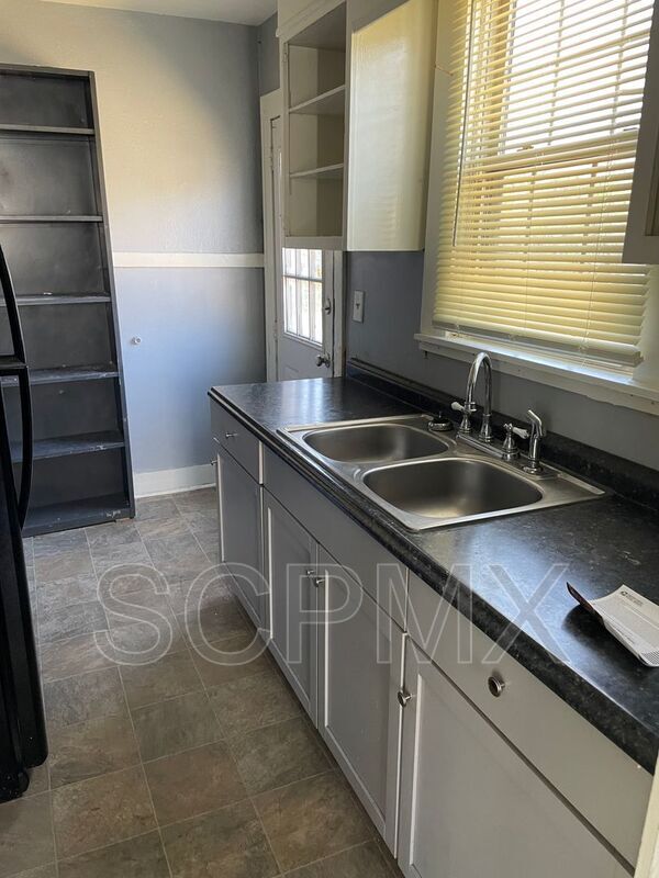 Photo - 2652 Lawrence St