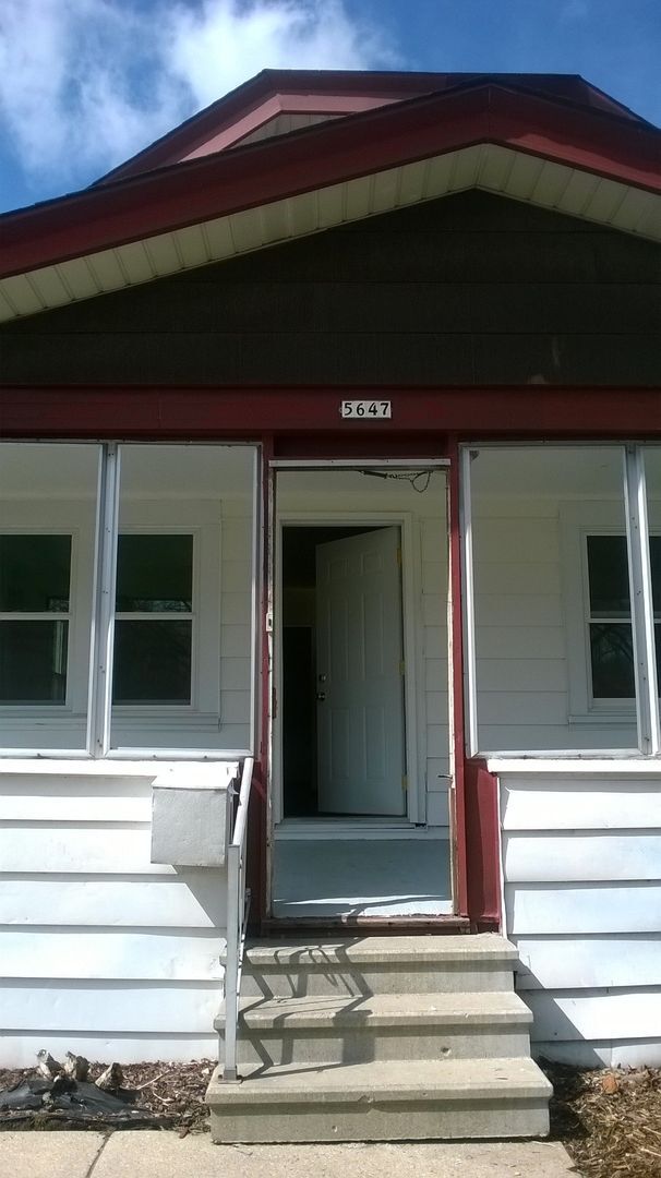 Building Photo - 3BR SINGLE FAMILY MULTI LEVEL HOME WITH GARAGE, YARD, PORCH, REDONE, VERY NICE!