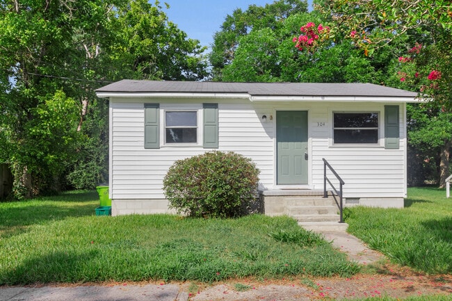 Photo - 304 B St