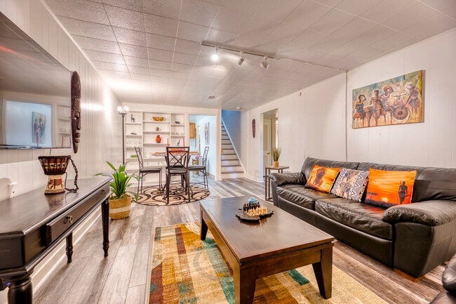 Photo - 1735 Upham St