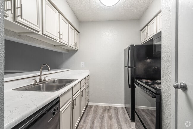 2BR, 1BA - 914SF