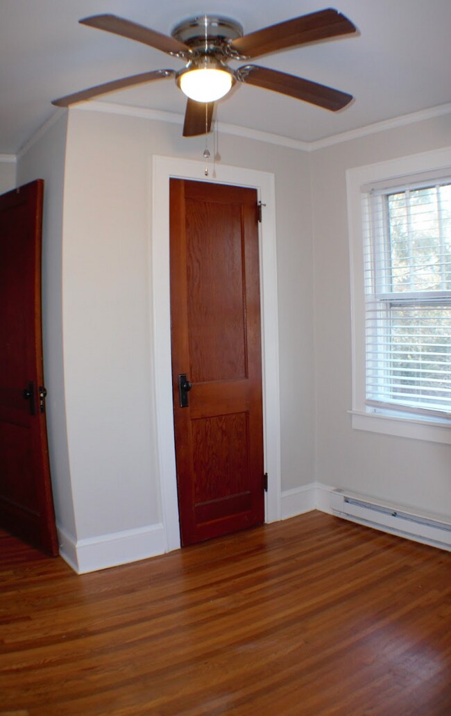 "Charming 2-Bed Home with Gleaming Hardwood Floors in Hendersonville!"