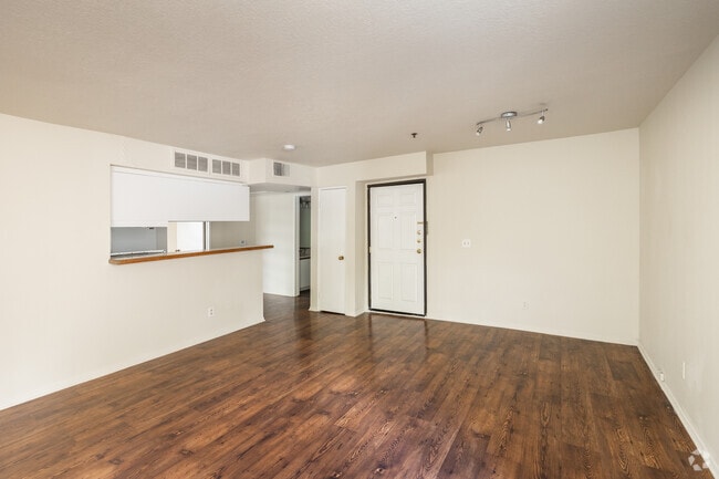 1BR, 1BA - 670SF - Dining Area/Living Room
