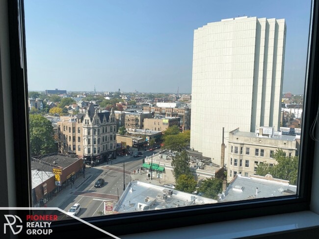 Photo - 2551 N Clark St