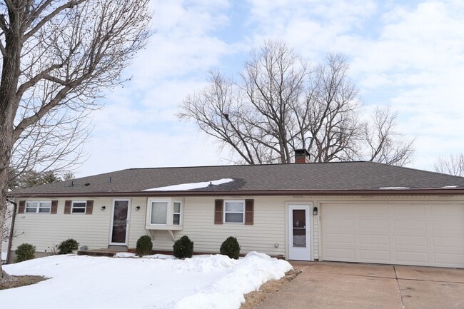 Building Photo - Beautiful 4 Bed 2 Bath w/2 Car Garage