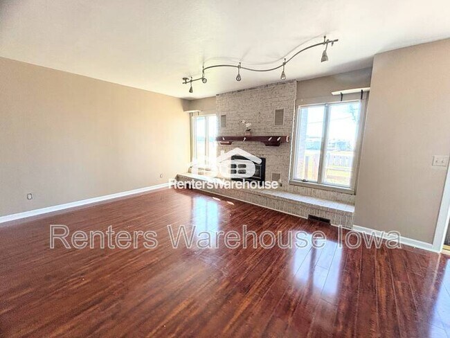 Photo - 410 SW Ordnance Rd