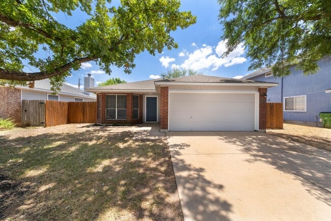 Building Photo - 1901 Hollow Tree Blvd Rental