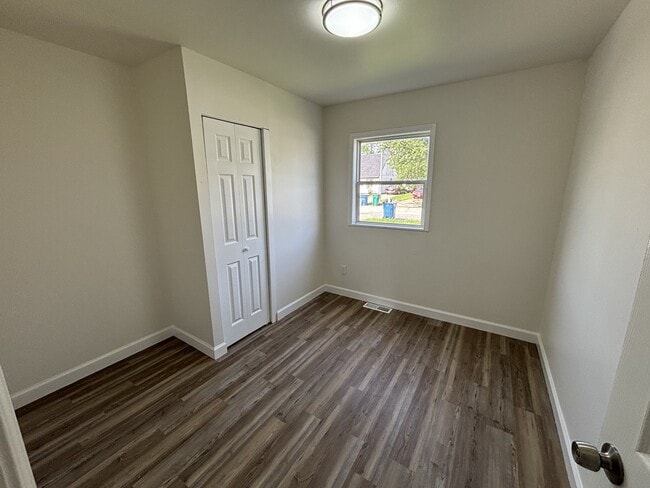 Photo - 2395 Jennings St