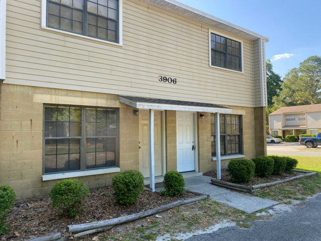 Building Photo - 3906 SW 26th Terrace Unit D