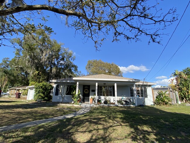 Large Corner Lot - Front Yard - 841 S Bumby Ave House