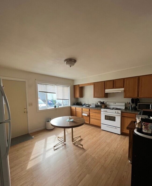 Building Photo - 912 Badger St Unit 2 Bed 1 Bath Near UWL for Rent