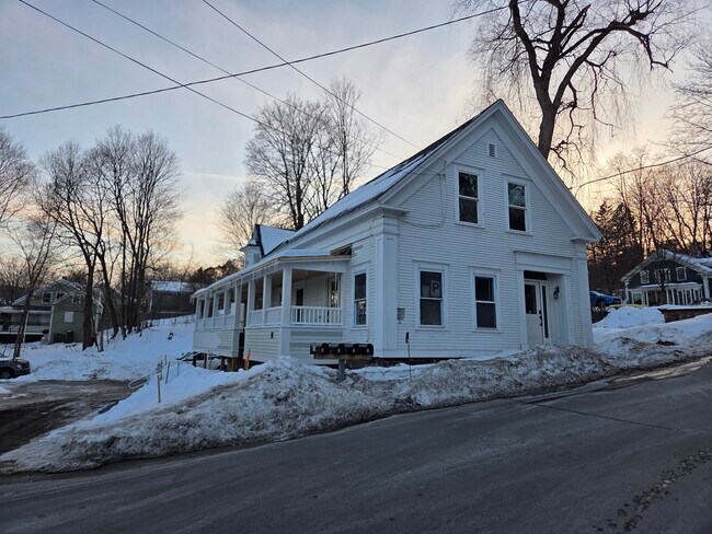 ¡Propiedad totalmente renovada! - 73 Goshen Rd