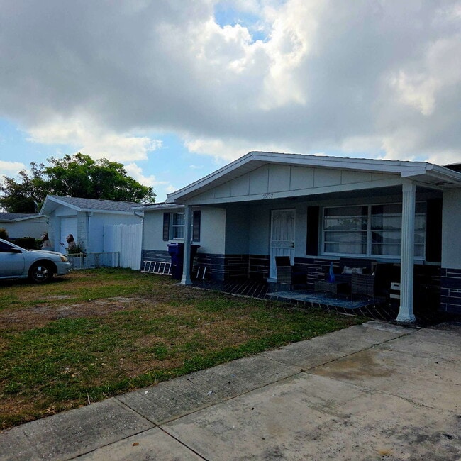 Building Photo - This gorgeous 2/1 house has been remodeled gourmet chef's kitchen, shaker cabinets, granite count...