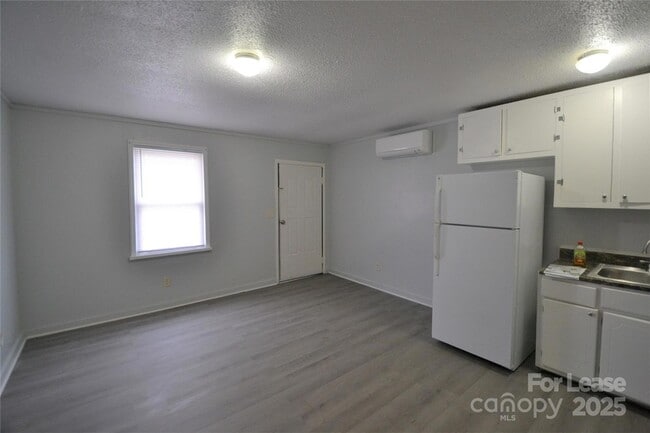 Building Photo - 1009 Plymouth St Unit A Rental